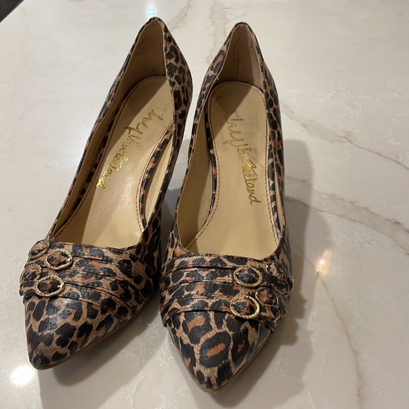 EUC LEOPARD PRINT PUMPS - Picture 2 of 8